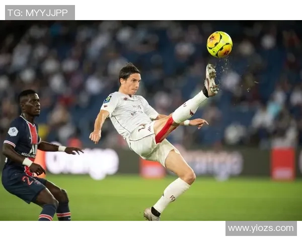 法甲梅斯对阵里昂比赛因恶劣天气腰斩球迷期待重赛时刻